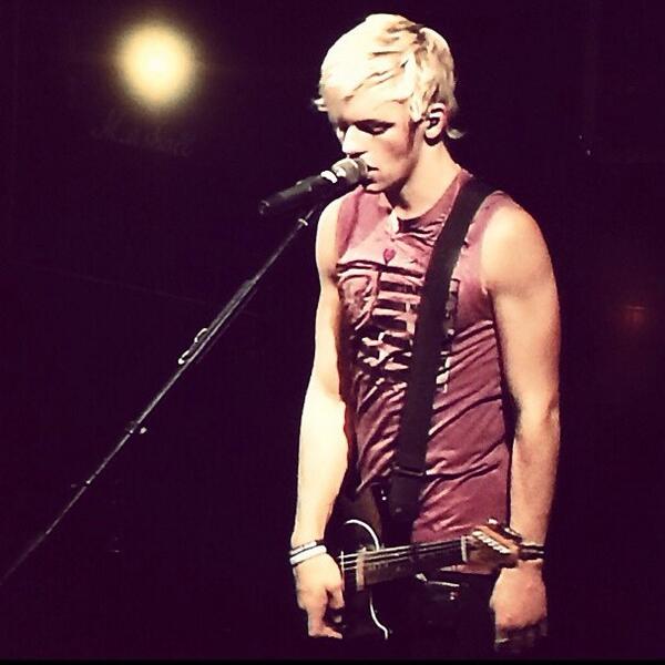 R5OfficialRP's tweet photo. #dancingoutmypantstour @rosslynch55 http://t.co/t7y5YXFkcH
