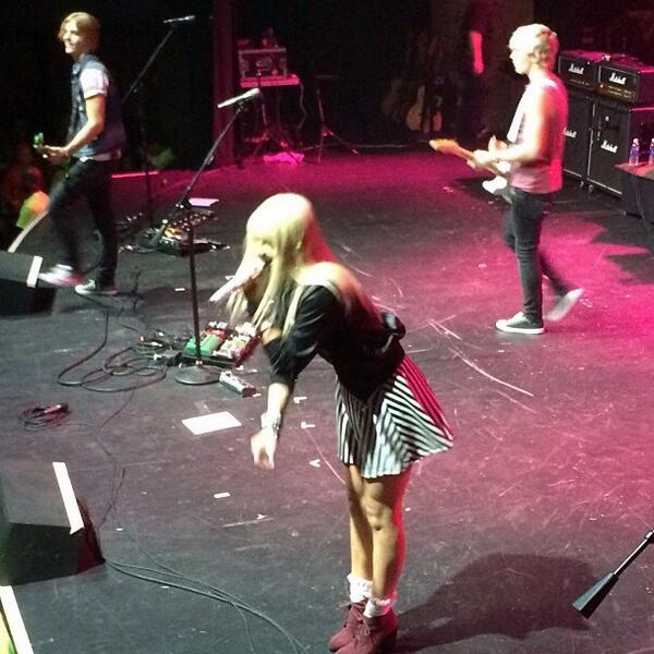 R5OfficialRP's tweet photo. #dancingoutmypantstour #lovemelikethat @Ryrydellyr5 @rosslynch55 http://t.co/uY0hcArdIC