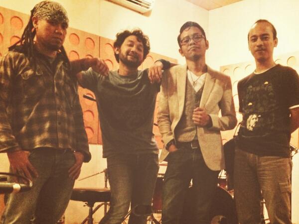 <a href="/cumzky/">Adicumi</a> <a href="/i_frank/">Frank</a> @MySeedsRecords berfoto bersama operator rekam, @ZaldyDante dari <a href="/UPbeatStudio/">UPbeat Studio</a>. #RAKSASArecording