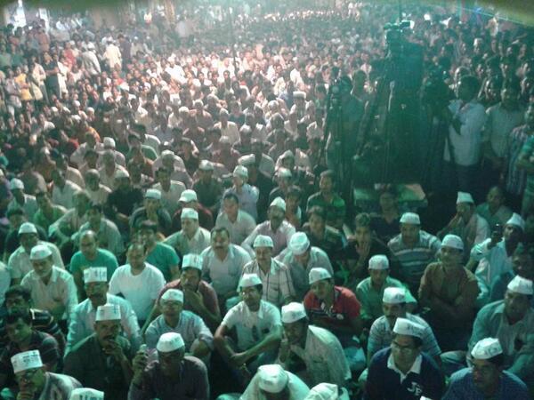 kapsology's tweet photo. #KnowAAP @ArvindKejriwal Jansabha in Patparganj (27 Oct 2013) http://t.co/iHyy6zksNx