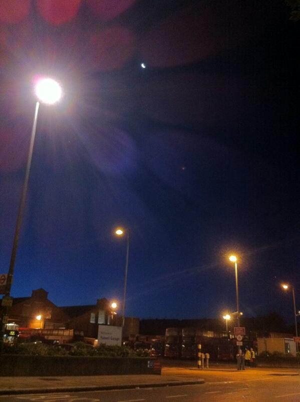 saratundi's tweet image. Morning pretty moon. #inspiration #biggerworld