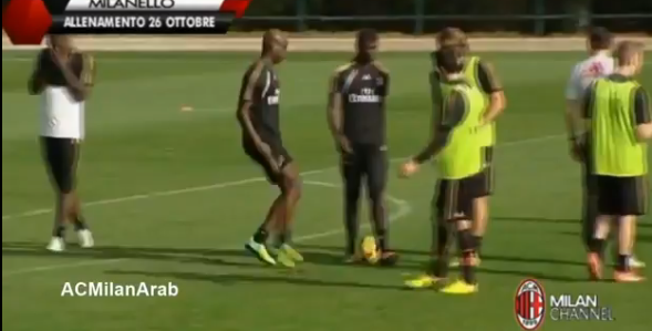 rdeelstra's tweet photo. Haha! Balotelli geeft 'zomaar’ panna’s aan Zapata en Niang op training!

VIDEO —> http://t.co/VuCuCbYDFF http://t.co/dQaplNjKuh