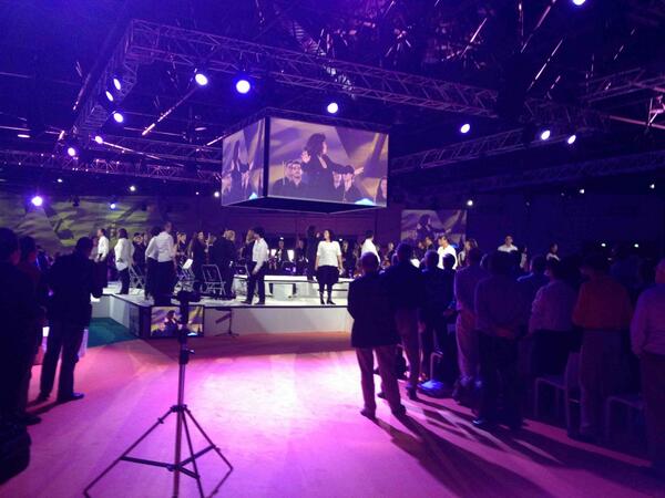 laufenburger's tweet photo. #conventionapm 3000 dirigeants et animateurs entonnent l'hymne à la joie sous la baguette de Mélanie Thiébaud ! wow ! http://t.co/PcHuyry9F4