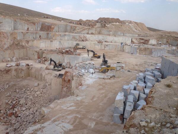 A view of Senler Marble, Afyon Violet quarry...  
Afyon Menekşe Ocağı’nından bir görünüm...
