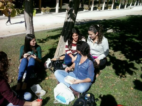 MariaOliva12's tweet photo. Nada mejor como comer en el cesped  con las futuras educadoras sociales :) http://t.co/OwyhraDE1p