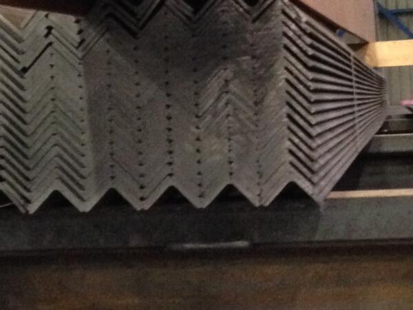 #Hoekstaal 40x40x4 nu restpartij lengtes à 5900 mm. € 0,65 p/kg. Kijk voor de voorwaarden op staalhandelstaphorst.nl/pagina/15/Aanb…