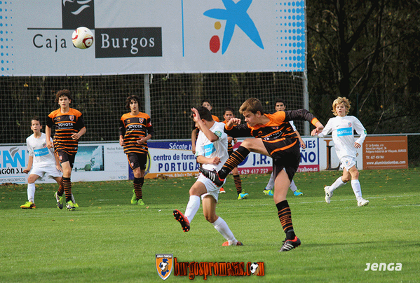 LaFactoriaBCF's tweet photo. @ismagp2 recoge el rechace de un córner botado por #BPAutobafer @soto_soto10swan @rodrii11ri Agus y Alex B. atentos. http://t.co/fVPNXatXd7