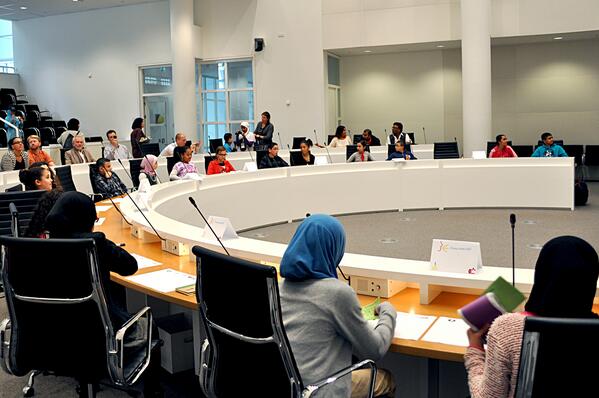 daphnedemooij's tweet photo. Debat in de raadzaal met jeugd uit de Schilderswijk. Ben benieuwd of de kleine raadsleden ook goed zijn in ontwerpen! http://t.co/FcxlHEpJPL