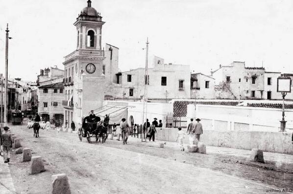 Er_Pali's tweet photo. Ya la plaza de Triana, no huele ni a chicharrones, ni se ven barcas veleras cargaditas de melones. http://t.co/JnPWzSpWrO"