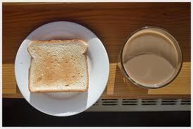 me tomo un rre capucchtin con tostada mmm que rico