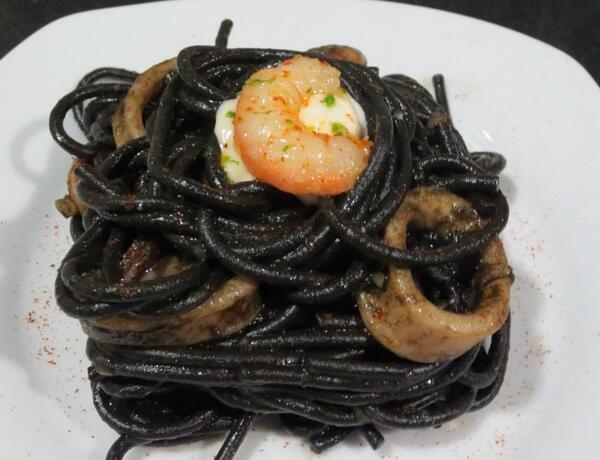 Masktapas's tweet photo. Espaguetis con calamaresy gambitas!! http://t.co/K3Jff3VD5r