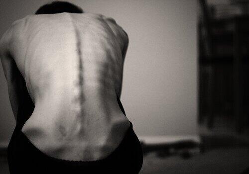 худая спина девушки