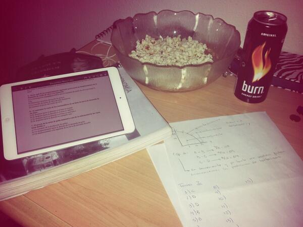 petriefer's tweet photo. "@sandrajorgeferr: Estudiamos??@petriefer http://t.co/Bd5BSK04aW" nos qeda nada mi amoooool!!!! Jajajaja
