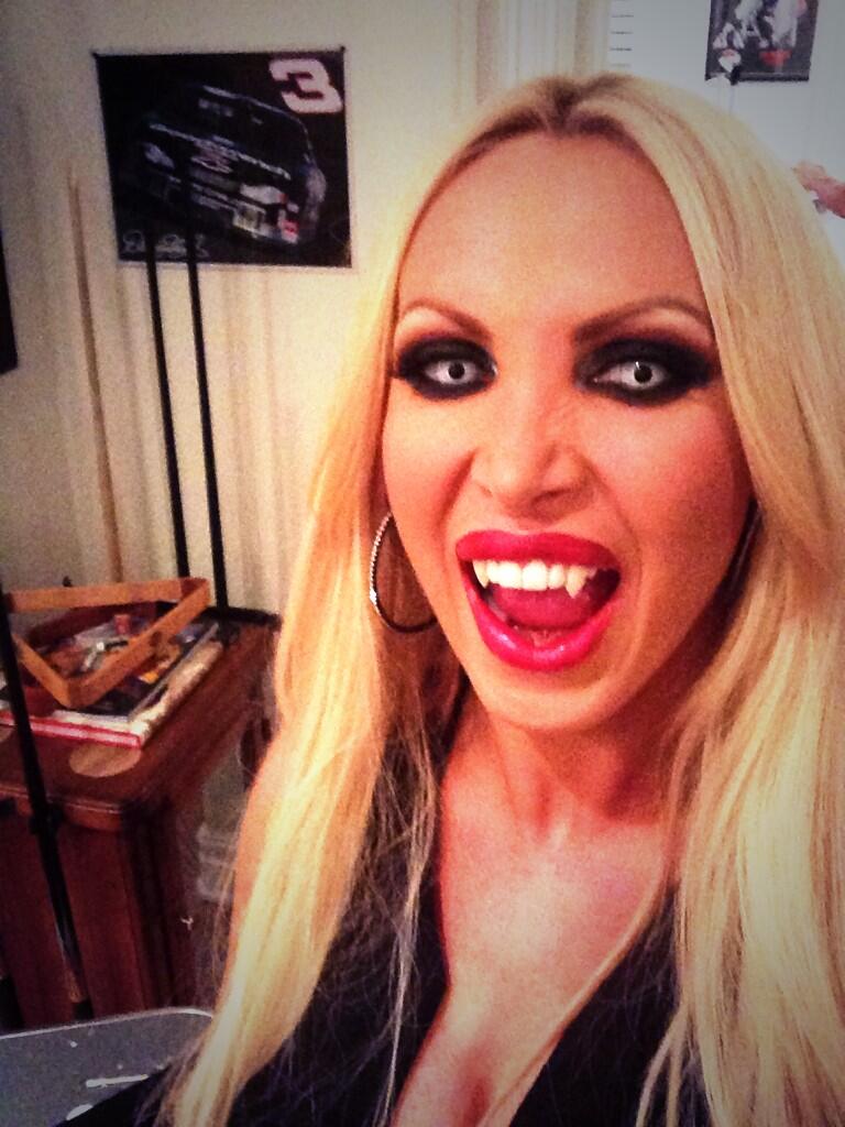 Nikki Benz On Twitter I Have Awaken Vampirelife Watch Me In Hot