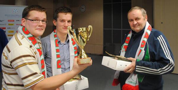 angelorumori's tweet image. Here can admire @eestijalgpall #mälumäng winners (football quiz) left to right @ottjarvela @lennartkomp Ants Põldoja