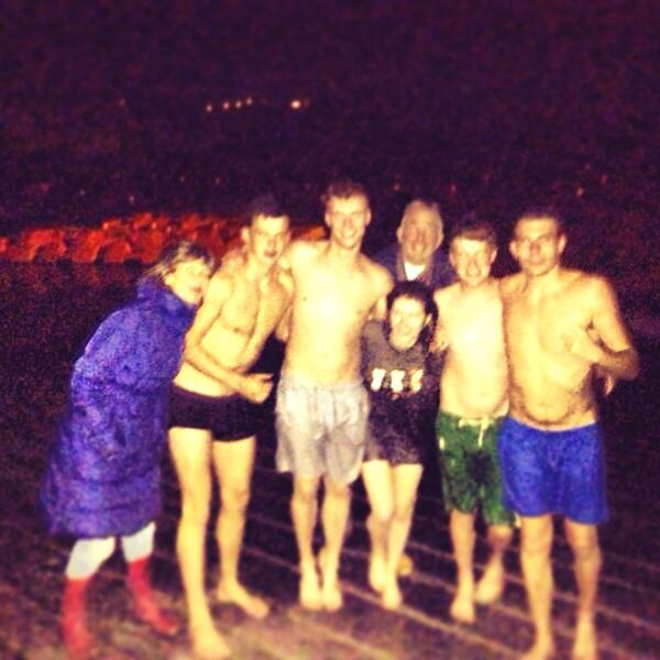 Willlappin's tweet photo. Cheeky late night swim #SmallWilly #Freezing #familyFun @jameslappin96 @harrybal1 @jlappin11 @ruthlappin http://t.co/2lr8QjWAPh