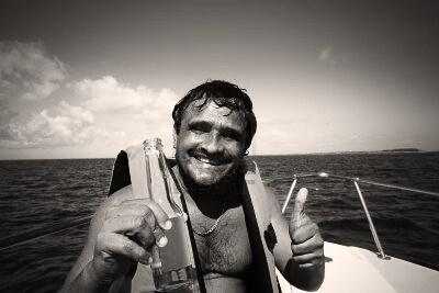 Siemprepio's tweet photo. Si pudiese llevar 3 cosas a una isla desierta: una cervecita fria, spotify y un puto barco... #FYB http://t.co/fU1I4D0Gxk