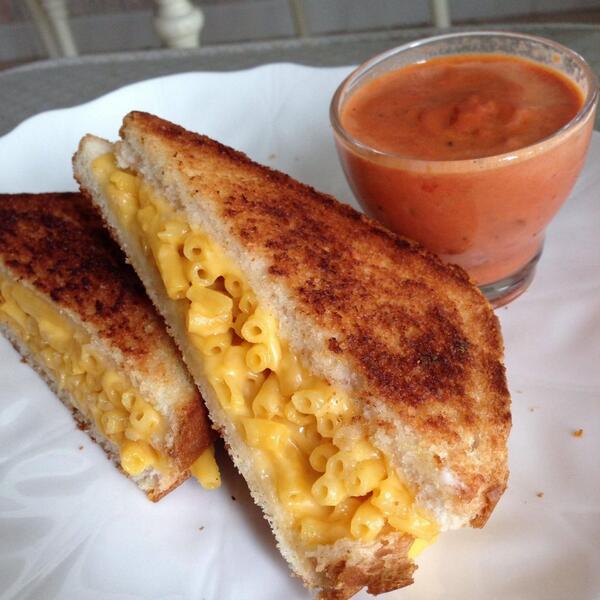 fooodpics's tweet photo. Mac and Grilled Cheese http://t.co/iGZBsyCMNV