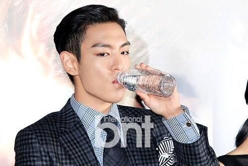 kpopers_family's tweet photo. Minum aja ganteng plis -wo http://t.co/wTF688Y6gU