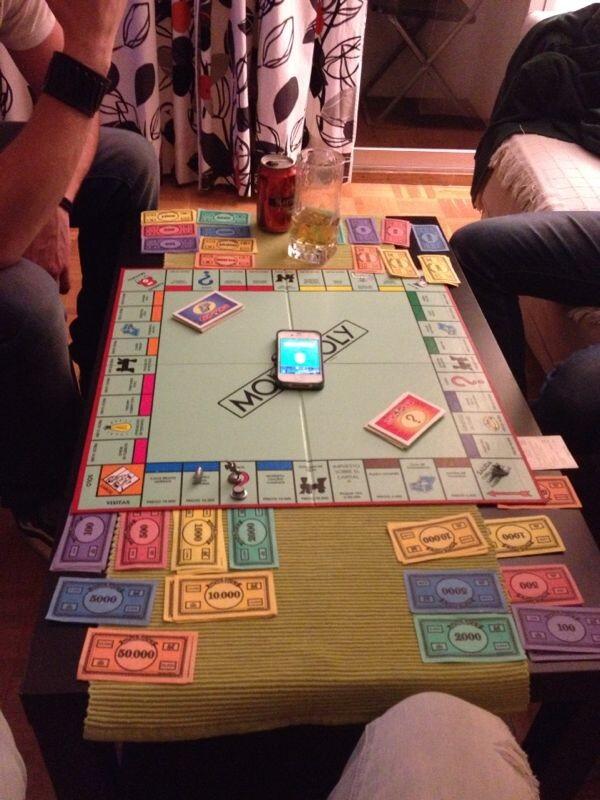 Rodero_MinimAl's tweet photo. Partidita de MonopolY para bajar  la cena! ;) @vict_0ria @JesusMasia http://t.co/JzUEC90O9u