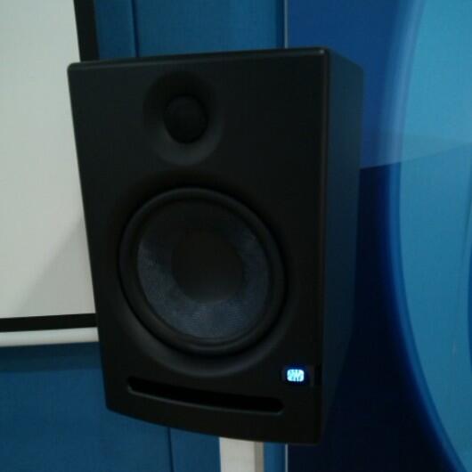 agushardiman's tweet photo. Tes @Presonus Eris E8 utk 1st time...lownya tight, midnya detail, hi-nya pas ! Great 8" speaker ! Cc: @melodia_musik http://t.co/kCbzOwEDTw