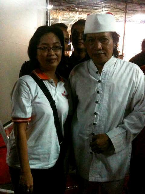 debdhe's tweet photo. Mendampingi Cak Nun ( Emha Ainun N ) &amp; Kyai Kanjeng dalam Kidung Damai3, 29.10.13, thnks kerjasamanya mas@zakki1920 http://t.co/A4niRW1rQg