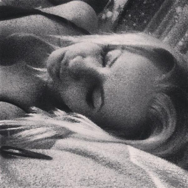 Good_Smille's tweet image. Ну вот утро супер,с кружечкой горячеро чая)вот фото моего сна в 6:30 брат собирался на поезд и сфотографировал))