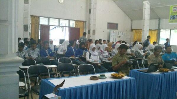desapanjalu's tweet photo. Peserta sosialisasi internet sehat dari kalangan SMA sudah memasuki aula. #PanjaluFest | @FesTIKPanjalu http://t.co/Jqr7dwntKE