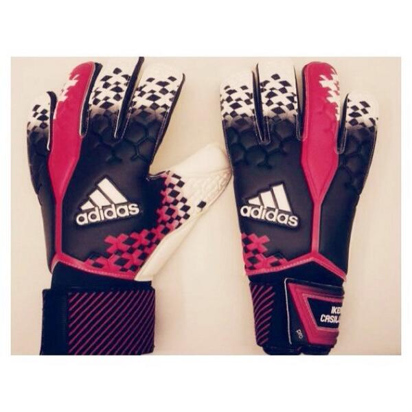 Twitter Iker nuevos guantes, os gustan? Wearing new gloves, do like them? http://t.co/Bky3IMy868" / Twitter
