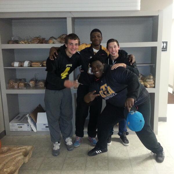 gtabearsgta's tweet photo. Helping out at the Knight table.We all need to give back. http://t.co/pMUdwli0o7