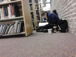 _snaas's tweet image. the amount of people sitting on the floor in the library. Smh. #ryersonproblems