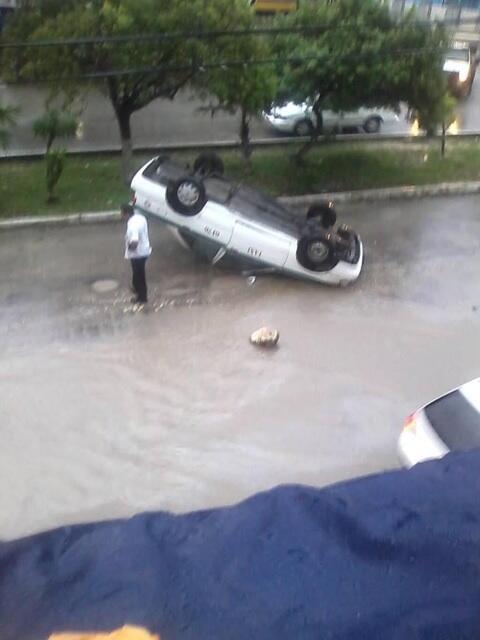 gersinhogaucho's tweet photo. No mames este taxista se volteo a causa de un bache. @retencancun @retioCUN @retioQROO @AlcoholimetroQR http://t.co/bwnM2uGv0a