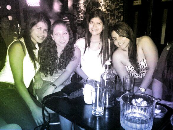 gemaAreana's tweet photo. La botella de adorno jaja @gemitafalcones @NandaSolorzano @OlgaKatherine93 lasQuiero♥ #cumple20 http://t.co/nHC2gkKU1s