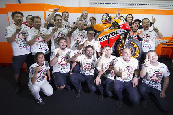 marcmarquez93's tweet photo. Quiero agradeceros el gran trabajo hecho durante esta temporada!!! Equipazo!! ;) / I want to thank all of you!!! ;) http://t.co/ST8ZxR3g2r