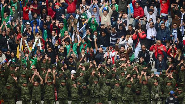ExpDeportes's tweet image. FOTO (AFP): El Ejército Mexicano celebra con la ola la ventaja del Tri en el Azteca cnn.mx/n001SL9