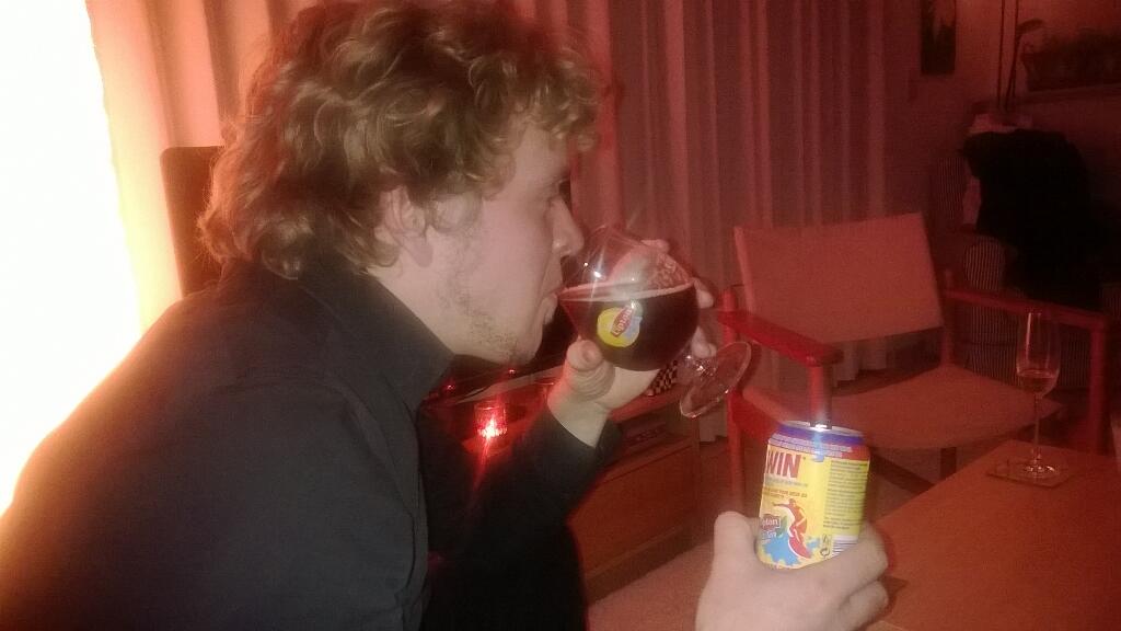 VandeMaeleSimon's tweet photo. Ice tea? Triestigaards zijn ook mensen #breekjeweekje http://t.co/iB9McoRMUD
