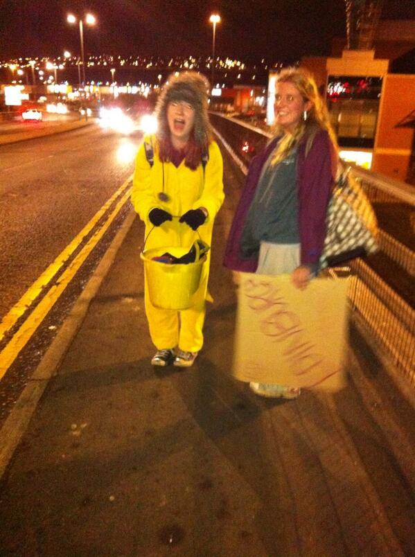 aaaaaaaaaaanna_'s tweet image. Accidentally took the bucket from the horse trailer ooooops #annasbucketofshame #bummit