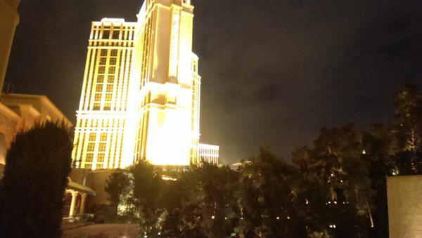 vntran773's tweet photo. Vegas http://t.co/4cCsB0eNIk