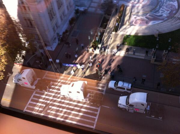 birdieinmyear's tweet image. Oakland, California Truckers Protest At City Hall Over EPA Demand They Spend Thousands On Exhaust Pipes. #DefundEPA