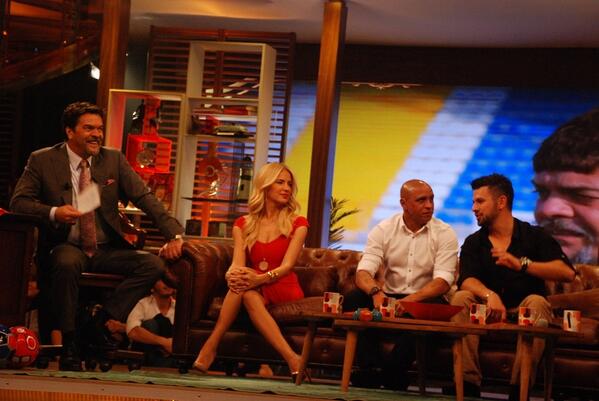 uskudargirisim's tweet photo. beyaz show'dan kareler. http://t.co/mpBsvMqLwN