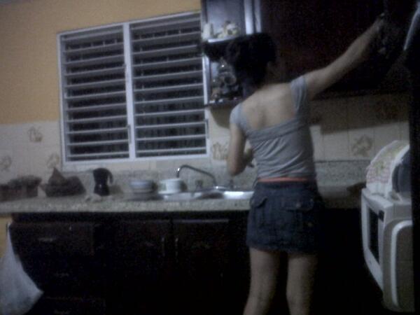 ViannyRT's tweet photo. Hahah la rubia diske fregando haha http://t.co/0q2RYelTca
