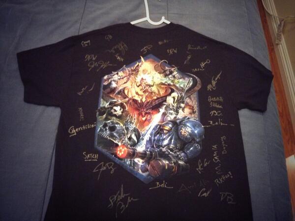 cameronelmore's tweet photo. @BlizzHeroes Thank you for such awesome experience at Blizzcon this year and for signing my shirt. This game rocks! http://t.co/9IlUo5N2Cu