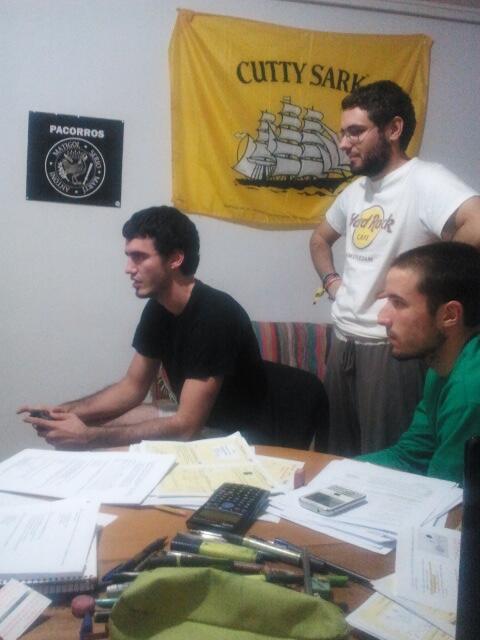Mati_8_8's tweet photo. Noche de estudio de digital! Jajajaja @dasisro abroncando a @antoni_bp ''fuego amigo ostia, FUEGO AMIGO!!'' @marti918 http://t.co/zMNYuXY4Mi