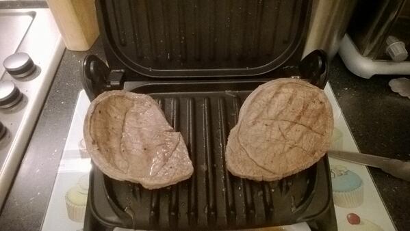 strong_darren81's tweet photo. Ear these don't look like normal steaks #mondaysteaknight http://t.co/sXdudEzLcN
