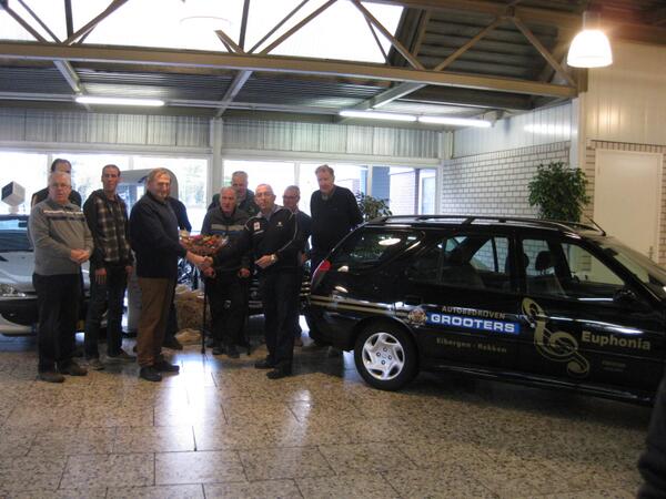 NieuwsuitBerkel's tweet photo. Muziekvereniging Euphonia #eibergen heeft een nieuwe auto. Met dank aan autobedrijf Grooters. (1/2) http://t.co/uHkucOhIot
