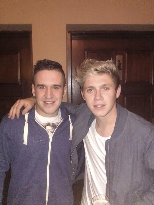 1DUpdates4youh's tweet photo. Niall with a friend in Mullingar a while ago. http://t.co/lAW4eCMZPs