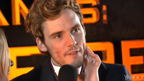 __simy's tweet photo. I think I'm in love with @samclaflin.  #CatchingFireLondon #CFWorldPremiere - Aspettando #LaRagazzaDiFuocoRoma http://t.co/KcDDWvgHOZ