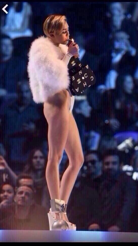 LambzJR's tweet image. RT si ses fesses on dirait des epaules