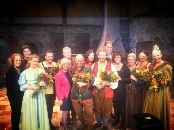 Rickengelkespro's tweet photo. De voorstelling is voorbij! De cast en enkele gasten gaan samen op de foto voor de fotocall. http://t.co/YnguVGPP4F
