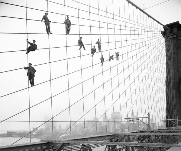 iHistorico's tweet photo. Pintores suspendidos sobre el puente de Brooklyn, 7 de Octubre de 1914. Acojonante. http://t.co/TrOU9O0WKE